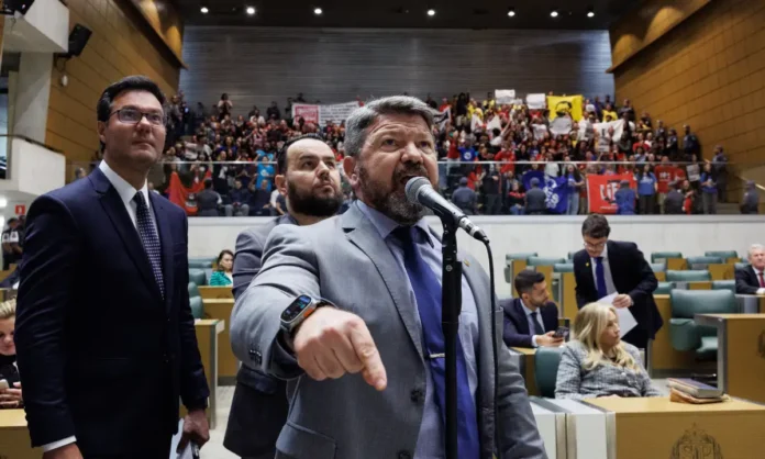 1a_votacao_pec_09_corte_educacao_Rodrigo_Romeo_Alesp Deputado Major Mecca durante votação da PEC 09 - Foto: Rodrigo Romeo / Alesp