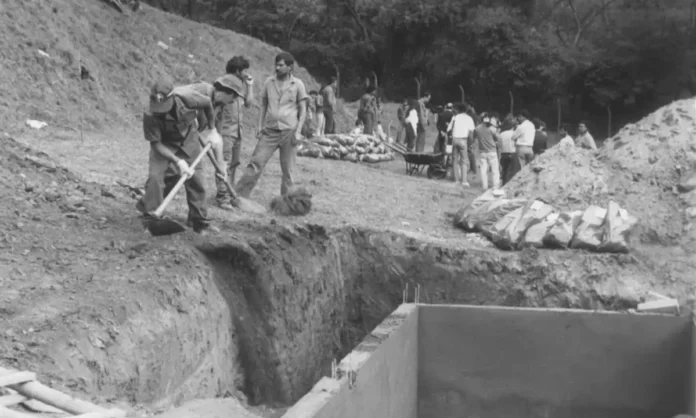 Retirada-de-ossadas-no-Cemiterio-Dom-Bosco-perus-foto-itamar-miranda-memorias-da-ditadura-1 Retirada de ossadas do Cemitério Dom Bosco (Perus) em São Paulo, 1990 -Foto: Itamar Miranda / Memórias da Ditadura