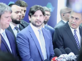 Da esquerda para a direita, Tarcísio de Freitas, André do Prado (presidente da Alesp) e Gilmaci Santos (líder do governo) - Foto: Bruna Sampaio e Carol Jacob / Alesp