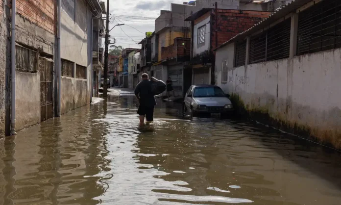 Capa_Ilhados-na-maior-metropole-do-pais Rua alagada na região do Jardim Pantanal e Jardim Helena - Foto: José Cícero