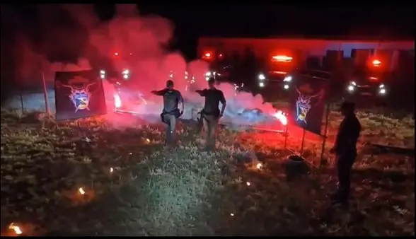 PMs fazem gestos nazistas e ambientação lembra cerimônias da Ku Klux Klan - Reprodução/Ponte Jornalismo