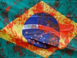 Bandeira usada em protesto contra a operação policial que deixou mais de 120 pessoas mortas no Complexo da Penha, em frente ao Palácio Guanabara, sede do governo do Rio de Janeiro. Foto: Fernando Frazão/Agência Brasil