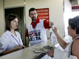 Pacientes recorrem à Justiça por remédios básicos enquanto municípios do interior relatam falhas no abastecimento estadual