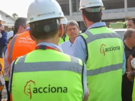 Tarcísio dá R$ 3,6 bi de presente a Acciona por atraso em obras do metrô Tarcísio (ao centro) em vistoria às obras da Linha 6 – Laranja do Metrô, em 2024, executada pela empreiteira Acciona – Foto: Marcelo S. Camargo / Governo de SP