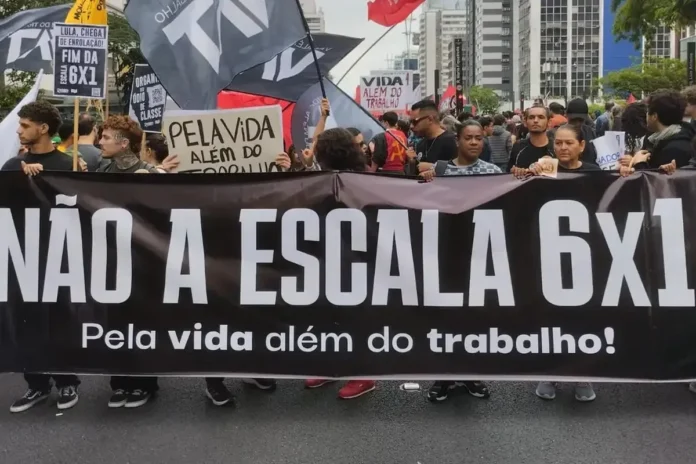 Manifestação pelo fim da escala 6×1: pauta deve ser votada no Congresso ainda no primeiro semestre de 2026 | Foto: Letycia Bond / Agência Brasil