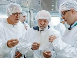 Alexandre Padilha (esq.) e Lula no Butantan durante anúncio de investimentos. Foto: Ricardo Stuckert/PR