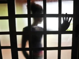 Fotografia para ilustrar matéria sobre violência infantil, na foto uma criança é vista em silhueta através de uma porta. Foto: Marcelo Casal/Agência Brasil