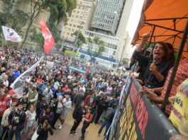 Professora Bebel durante ato da Apeoesp. Foto: Apeoesp, divulgação