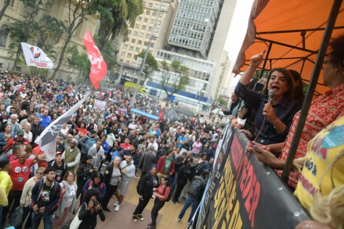 Professora Bebel durante ato da Apeoesp. Foto: Apeoesp, divulgação