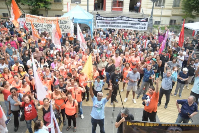 Manifestação de professores em frente à Secretaria de Educação. Foto: Apeoesp, divulgação