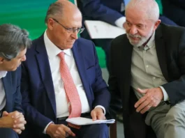 O presidente Luiz Inácio Lula da Silva, acompanhado dos ministros do Desenvolvimento, Indústria, Comércio e Serviços, Geraldo Alckmin, da Fazenda, Fernando Haddad e da Agricultura Familiar, Paulo Teixeira, participa da cerimônia de lançamento do Plano Safra da Agricultura Familiar 2025/2026. Foto: Fabio Rodrigues-Pozzebom/ Agência Brasil