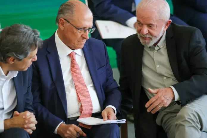 haddad-busca-novo-alckmin-para-vice-e-apoio-de-centro-em-sp-diz-estadao_1 O presidente Luiz Inácio Lula da Silva, acompanhado dos ministros do Desenvolvimento, Indústria, Comércio e Serviços, Geraldo Alckmin, da Fazenda, Fernando Haddad e da Agricultura Familiar, Paulo Teixeira, participa da cerimônia de lançamento do Plano Safra da Agricultura Familiar 2025/2026. Foto: Fabio Rodrigues-Pozzebom/ Agência Brasil